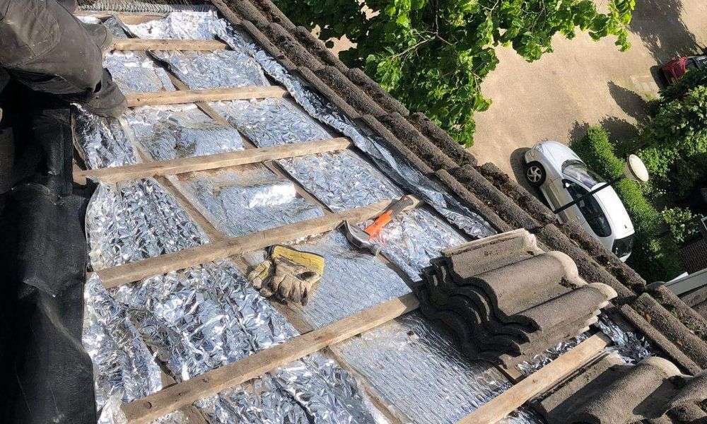 Nieuwe panlatten met dakpannen in Hardinxveld-Giessendam